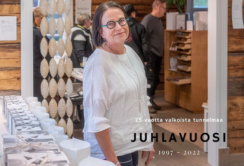 Paperitaiteilija Sirpa Kivilompolo omassa Paperivalo shop kaupassaan.